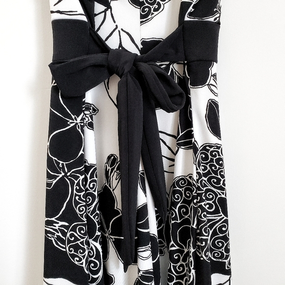 90s Vintage: Le Chateau Black & White floral dress - Picture 2 of 8